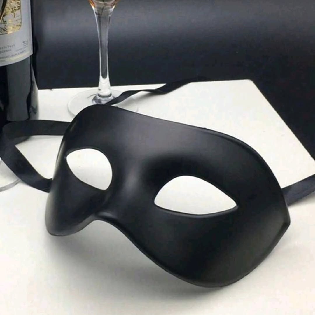 Máscara negra tipo antifaz