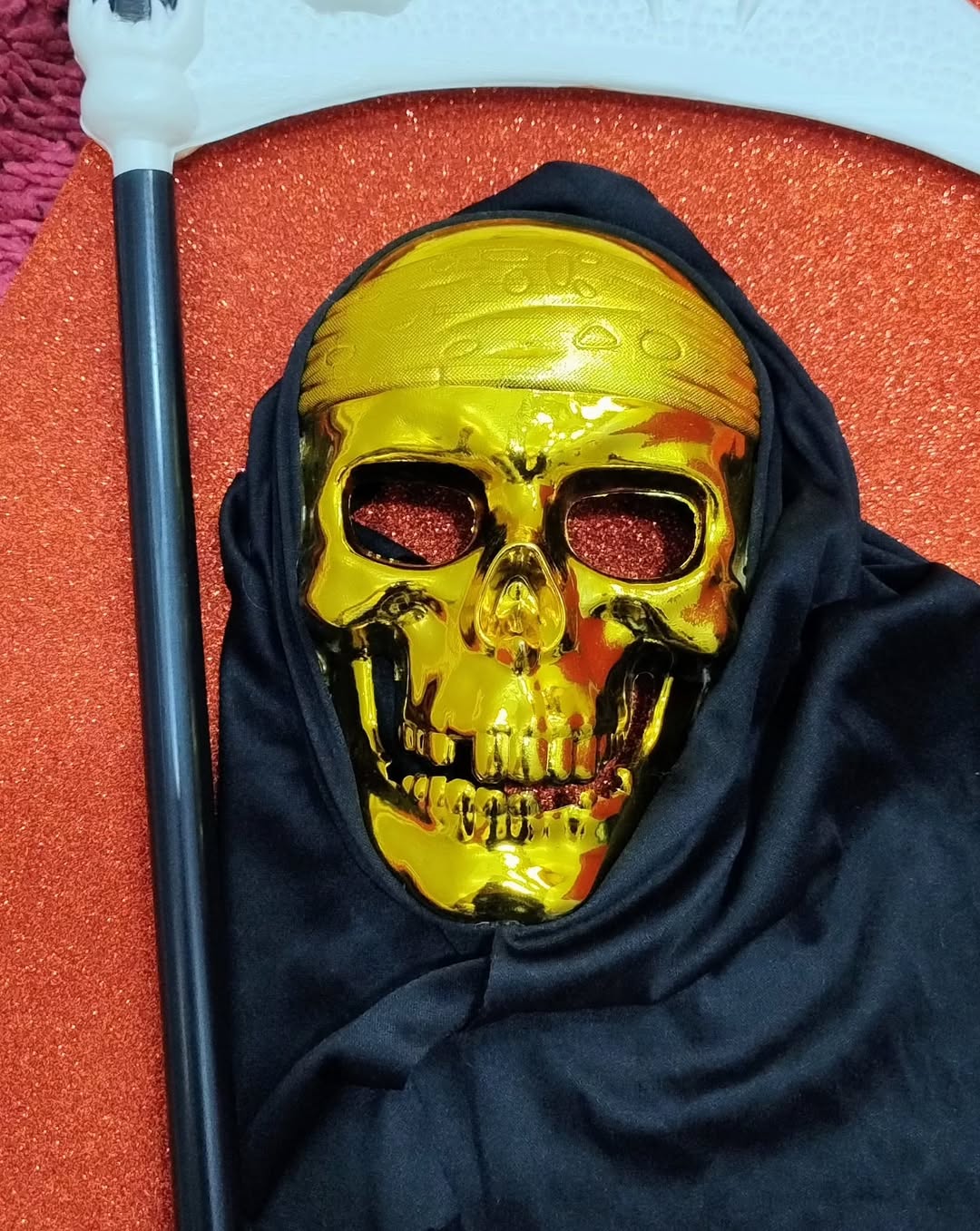 Máscara de calavera dorada con capucha