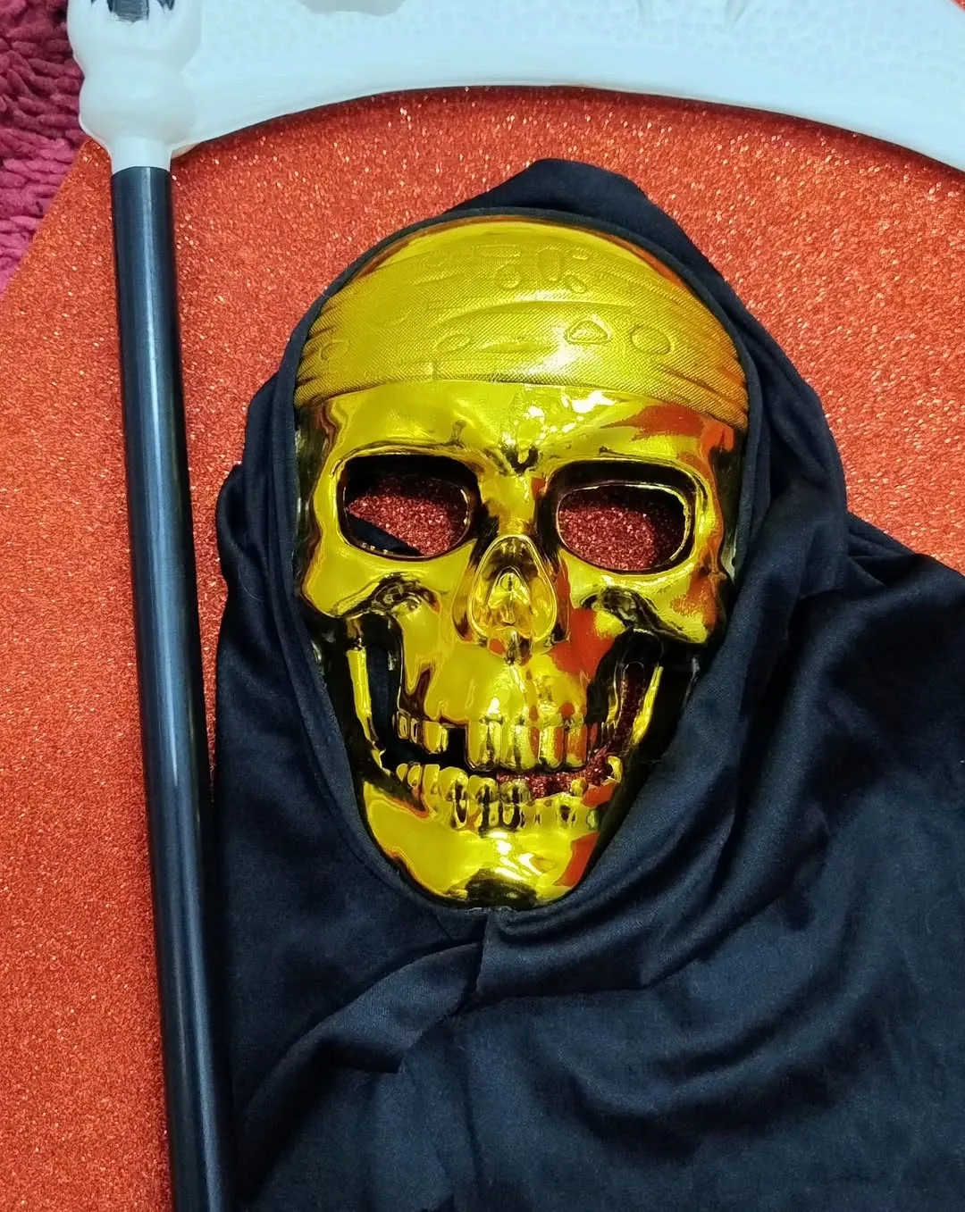 Máscara de calavera dorada con capucha