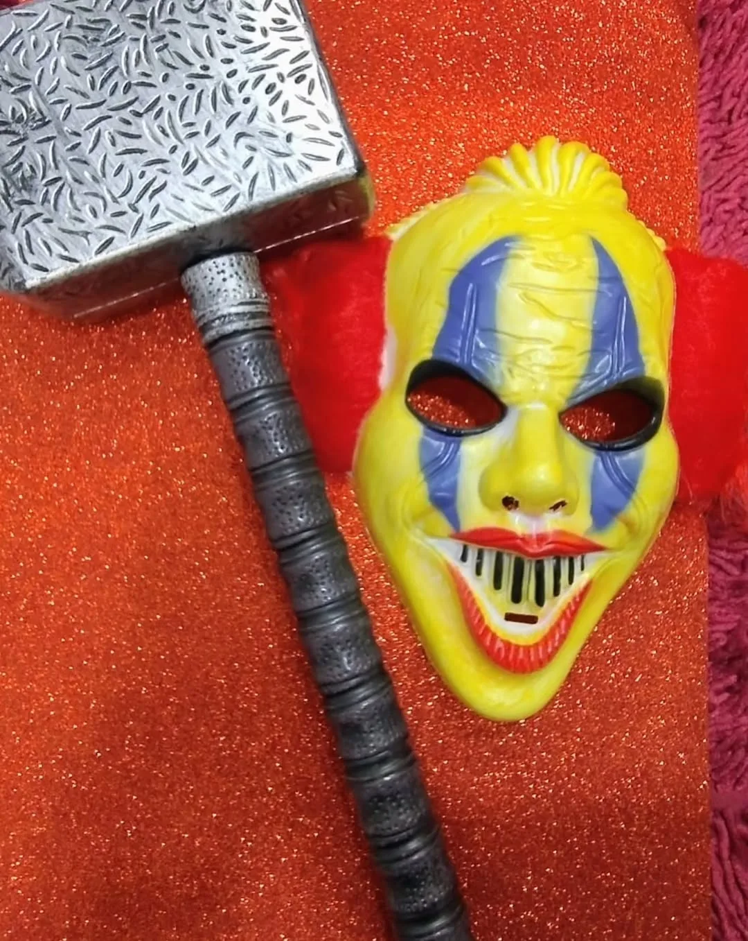 Máscara de payaso con martillo de juguete
