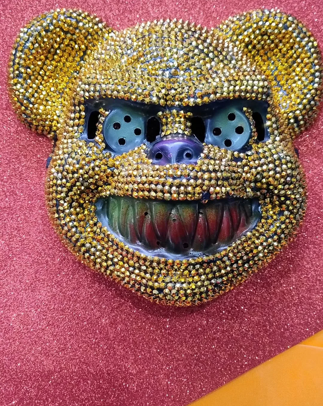 Máscara de oso con lentejuelas doradas